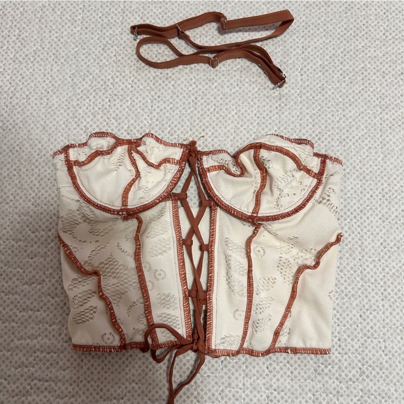 Out From Under Amour Lace Lace-Up Corset - Picture 6 of 6